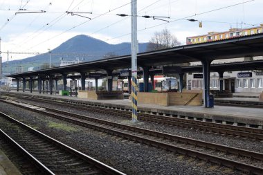 Lovosice, Çek Cumhuriyeti - 16 Nisan 2023: tren istasyonu ve Lovos Tepesi