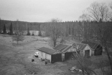 Almanya, Reitzenhain 'deki garaj 3' te. Şubat 2024 - siyah-beyaz film fotoğrafı - taranmış 35 mm filmin bulanıklığı ve gürültüsü kasıtlı olarak resimde bırakıldı