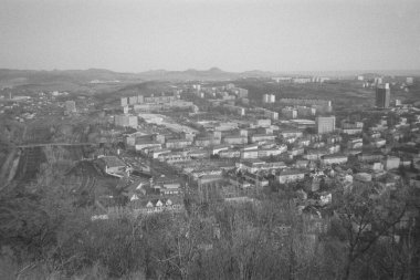 Çoğu 5. Cadde 'de. Şubat 2024 'te siyah-beyaz film fotoğrafı - taranmış 35 mm filmin bulanıklığı ve gürültüsü kasıtlı olarak resimde bırakıldı