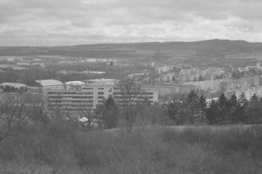 Kadan, 19 numarada. Şubat 2024 'te siyah-beyaz film fotoğrafı - taranmış 35 mm filmin bulanıklığı ve gürültüsü kasıtlı olarak resimde bırakıldı