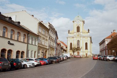 Ustek, Çek kilisesi, 25. Cadde. Taranan 35 mm 'lik filmin bulanıklığı ve gürültüsü üzerine Mart 2024' te kasıtlı olarak görüntü bırakıldı.