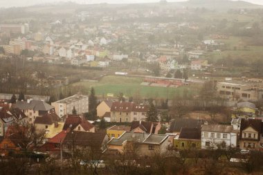 Çek Cumhuriyeti 'nin Doubravska Hora şehrinden Bystrany' deki futbol sahasında. Taranan 35 mm 'lik filmin bulanıklığı ve gürültüsü üzerine Ocak 2025' te kasıtlı olarak görüntü bırakıldı.