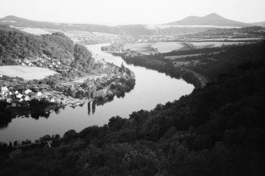 Elbe Vadisi, Cirkvice 1 yakınlarında. Temmuz 2025 'te siyah beyaz film - bulanıklık ve taranan 35 mm' lik film görüntüsü kasıtlı olarak bırakıldı