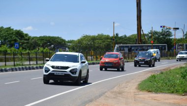Viluppuram, Hindistan: 28 Ağustos 2022: Hindistan Ulusal Otoyol Seyahati. Hint Yolu 'nda dört tekerlekli araç, Hint Yolu' nda bir araç. .