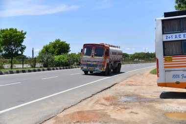 Viluppuram, Hindistan: 28 Ağustos 2022: Hindistan Ulusal Otoyol Seyahati 'nde Yakıt Taşıma Traktörü veya Diesel. Yüksek Hız Ağır Görev Aracı Hint Yolu Otobanında, Petrol Kamyonu Yolu 'nda.