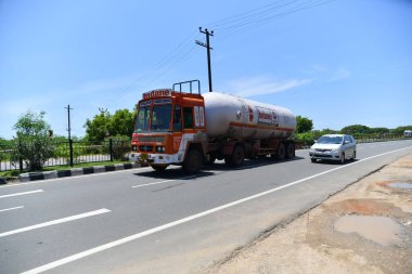 Viluppuram, Hindistan: 28 Ağustos 2022: Hindistan Ulusal Otoyol Seyahati 'nde Yakıt Taşıma Traktörü veya Diesel. Yüksek Hız Ağır Görev Aracı Hint Yolu Otobanında, Petrol Kamyonu Yolu 'nda.