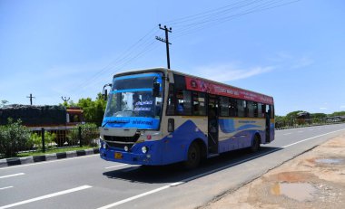 Viluppuram, Hindistan: 28 Ağustos 2022: Hindistan Ulusal Otoyol Seyahati Yolcu Otobüsü. Yüksek hızlı yolcu konforlu turist otobüsü Hint karayollarında ağır iş, Hint yolunda seyahat otobüsü .