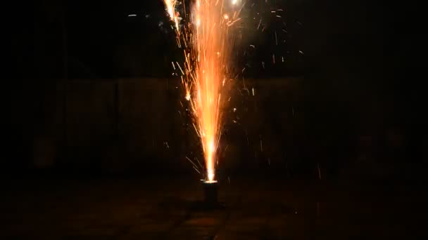Diwali Festival Stock Footage中的彩色爆竹 地面上的爆竹或烟火烟火 — 图库视频影像