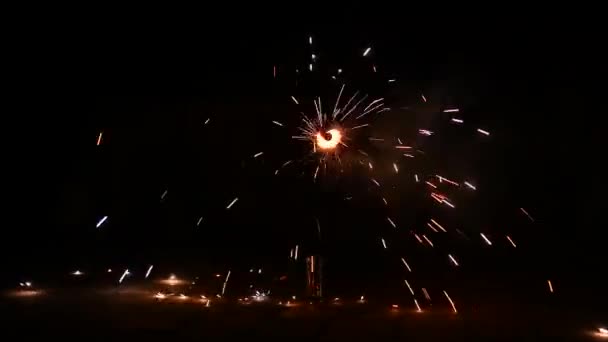 Diwali Festival Stock Footage中的彩色爆竹 地面上的爆竹或烟火烟火 — 图库视频影像