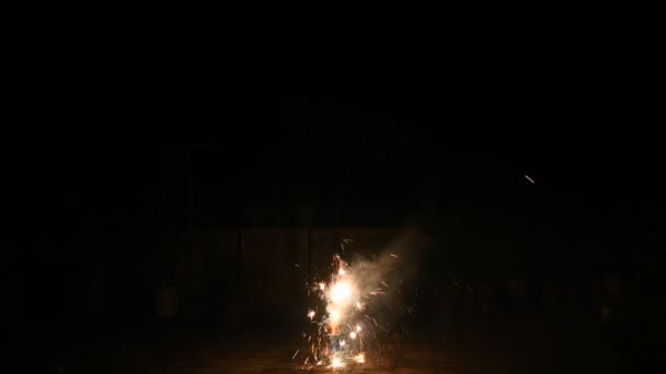 Πολύχρωμα Πυροτεχνήματα Στο Φεστιβάλ Diwali Φιλμ Μικρού Μήκους Πυροτεχνήματα Πυροτεχνήματα — Αρχείο Βίντεο