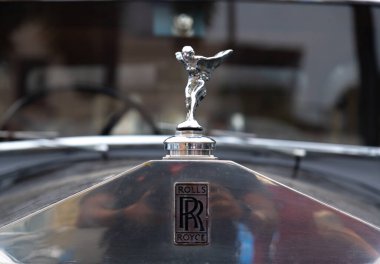 Chennai, India, December 18th 2022: Close up of The Spirit of Ecstasy. Rolls Royce remains a symbol of a luxurious car., Rolls-Royce Motor, Classic Car, Vintage car. British luxury automobile.