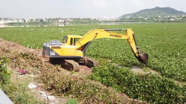 Ченнаї Індія Жовтня 2022 Очищення Водосховища Ченнаї Hyundai 210 Smart — стокове відео