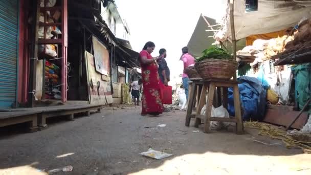2022年9月17日 印度钦奈 印度人在当地街头市场购买新鲜商品和产品 — 图库视频影像