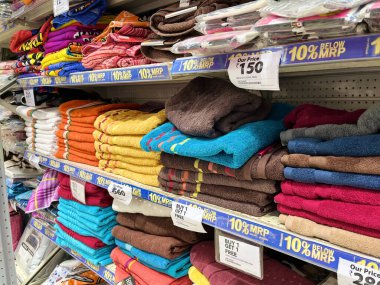 Chennai, Hindistan - 4 Mart 2023: Ünlü Perakende Dükkanında Satılık Renkli Pamuk Banyo Havluları.