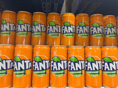 Chennai, Hindistan - 4 Mart 2023: Fanta Meşhur Perakende Marketi veya Super Market 'te Satılık İçecekler.