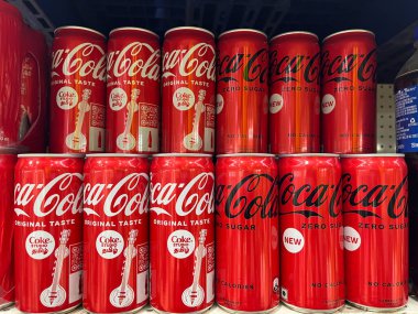 Chennai, Hindistan - 4 Mart 2023: Coca Cola Soft İçecekler Meşhur Perakende Market veya Super Market 'te Satılık Teneke Kutular.