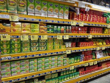 Chennai, Hindistan - 4 Mart 2023: Ünlü Yeşil Çay Markaları Ünlü Perakende Marketi veya Super Market 'te Teklif Veren Satılık.