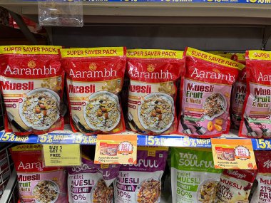 Chennai, Hindistan - 4 Mart 2023: Ünlü Sağlıklı Yulaf Markaları Ünlü Perakende Dükkanı ya da Süper Market 'te Teklif Vererek Satılık.