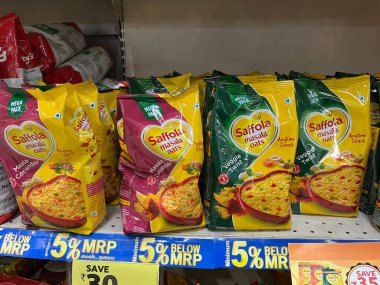 Chennai, Hindistan - 4 Mart 2023: Ünlü Sağlıklı Yulaf Markaları Ünlü Perakende Dükkanı ya da Süper Market 'te Teklif Vererek Satılık.