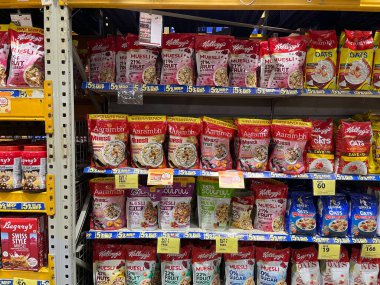 Chennai, Hindistan - 4 Mart 2023: Ünlü Sağlıklı Yulaf Markaları Ünlü Perakende Dükkanı ya da Süper Market 'te Teklif Vererek Satılık.