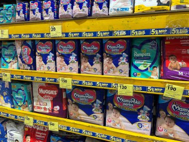 Chennai, Hindistan - 4 Mart 2023: Ünlü Perakende Dükkanı veya Süper Market 'te Teklif Veren Bebek Bezi Altlığı Markası.