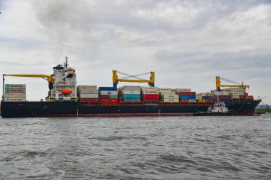 Kochi, Hindistan - 2 Eylül 2023: Kochi Limanı yakınlarındaki okyanusta hareket eden büyük konteyner gemisi. Lojistik ve ulaşım. Uluslararası Yük Taşımacılığı. Yük Gemisi.