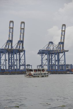 Kochi, Hindistan - 2 Eylül 2023: Cochin Limanı manzarası durgun. Lojistik ve ulaşım faaliyetleri. Hindistan 'ın Kerala kıyı eyaleti Kochi yakınlarındaki okyanusta hareket eden büyük bir konteyner gemisi..
