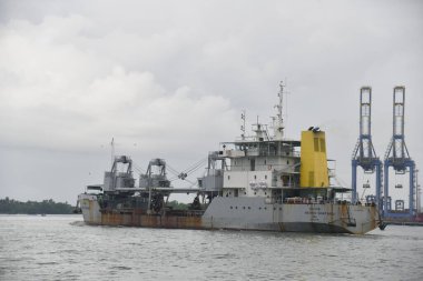 Kochi, Hindistan - 2 Eylül 2023: Cochin Limanı manzarası durgun. Lojistik ve ulaşım faaliyetleri. Hindistan 'ın Kerala kıyı eyaleti Kochi yakınlarındaki okyanusta hareket eden büyük bir konteyner gemisi..