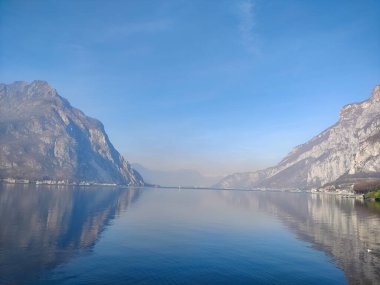 Avrupa Köyleri: Como gölü bölgesinde Lecco kasabası. İtalya, Lecco 'dan Como Gölü manzarası. Kuzey İtalya.