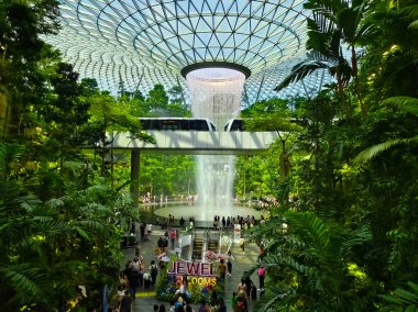 Changi Havalimanı, Singapur - 30 Temmuz 2024: Jewel Changi Havalimanı 'ndaki World Largest Indoor Water Falls - Singapur. Dünyanın en iyi havaalanı. Yağmur ormanlarında şelale Jewel Changi Havaalanı Singapur.