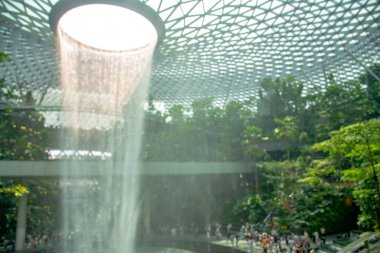 Jewel Changi Havaalanı 'ndaki World Larest Indoor Water Falls Singapur' da. Dünyanın en iyi havaalanı. Yağmur ormanlarında şelale Jewel Changi Havaalanı Singapur.