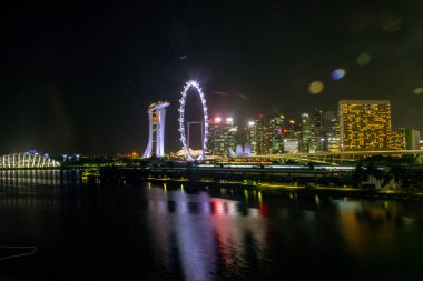 Singapur 'daki Singapur silueti, Singapur Flyer' daki liman kumları. Singapur 'da Alacakaranlık' ta yat limanı etrafında güzel bir gökdelen inşa ediliyor..