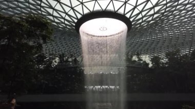 Changi Havalimanı, Singapur - 30 Temmuz 2024: Jewel Changi Havalimanı 'ndaki World Largest Indoor Water Falls - Singapur. Dünyanın en iyi havaalanı. Yağmur ormanlarında şelale Jewel Changi Havaalanı Singapur.