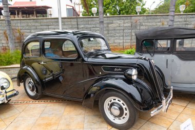 Chennai, Hindistan, 18 Aralık 2022: Ford Anglia klasik araba sergisi. Ford Anglikan klasik klasik klasik araba Chennai, Hindistan 'da sergilenmektedir. Antika araba koleksiyonu. Eski araba koleksiyonu.