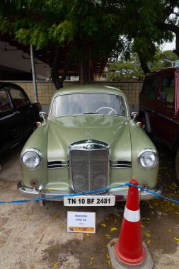 Chennai, Hindistan, 18 Aralık 2022: Mercedes-Benz antika araba sergisi. Mercedes Benz klasik klasik klasik araba Chennai, Hindistan 'da sergilenmektedir. Antika araba koleksiyonu. Eski araba koleksiyonu.