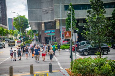 Down Town, Singapur - 2 Ağustos 2024 Lau Pa Sat Hawker Centre Singapur Yol Sinyali Kasabası yakınlarından geçiyor. Lau Pa Sat Hawker Merkezi Arka planda.