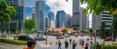 Down Town, Singapur - 2 Ağustos 2024 Lau Pa Sat Hawker Centre Singapur Yol Sinyali Kasabası yakınlarından geçiyor. Lau Pa Sat Hawker Merkezi Arka planda.