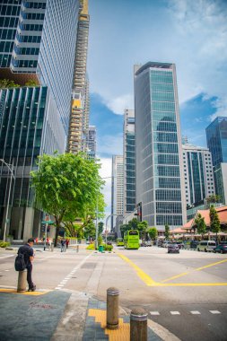 Down Town, Singapur - 2 Ağustos 2024 Lau Pa Sat Hawker Centre Singapur Yol Sinyali Kasabası yakınlarından geçiyor. Lau Pa Sat Hawker Merkezi Arka planda.