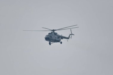 Chennai, Hindistan - 7 Ekim 2024: Chennai Air Show 2024. Hint Hava Kuvvetleri Helikopteri Hindistan Hava Kuvvetleri Günü 'nde uçuyor. Hindistan Hava Kuvvetleri Günü, 8 Ekim, Hindistan.