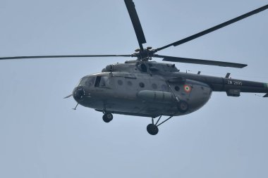 Chennai, Hindistan - 7 Ekim 2024: Chennai Air Show 2024. Hint Hava Kuvvetleri Helikopteri Hindistan Hava Kuvvetleri Günü 'nde uçuyor. Hindistan Hava Kuvvetleri Günü, 8 Ekim, Hindistan.