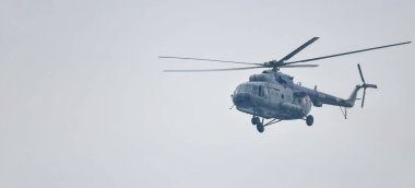 Chennai, Hindistan - 7 Ekim 2024: Chennai Air Show 2024. Hint Hava Kuvvetleri Helikopteri Hindistan Hava Kuvvetleri Günü 'nde uçuyor. Hindistan Hava Kuvvetleri Günü, 8 Ekim, Hindistan.