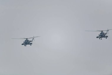 Chennai, Hindistan - 7 Ekim 2024: Chennai Air Show 2024. Hint Hava Kuvvetleri Helikopteri Hindistan Hava Kuvvetleri Günü 'nde uçuyor. Hindistan Hava Kuvvetleri Günü, 8 Ekim, Hindistan.