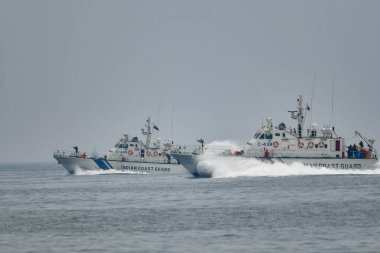 Chennai, Hindistan - 7 Ekim 2024: Hindistan Sahil Güvenlik Gemisi Denizde Geziniyor. Okyanusların sınırlarında. Uluslararası sular.