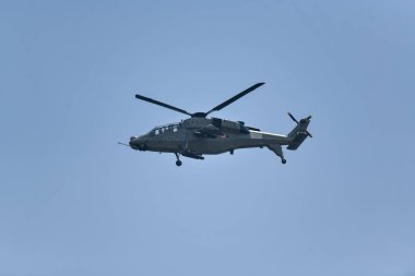 Chennai, Hindistan - 7 Ekim 2024: Chennai Air Show 2024. Hint Hava Kuvvetleri Helikopteri Hindistan Hava Kuvvetleri Günü 'nde uçuyor. Hindistan Hava Kuvvetleri Günü, 8 Ekim, Hindistan.