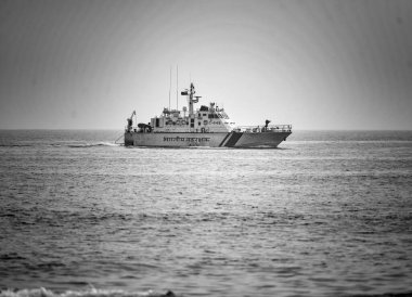 Chennai, Hindistan - 7 Ekim 2024: Hindistan Sahil Güvenlik Gemisi Denizde Geziniyor. Okyanusların sınırlarında. Uluslararası sular.