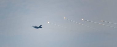 Chennai, Hindistan - 7 Ekim 2024: Chennai Air Show 2024. Hint Hava Kuvvetleri Savaş Jetleri, Hindistan Hava Kuvvetleri Günü 'nde uçuyor. Hindistan Hava Kuvvetleri Günü, 8 Ekim, Hindistan.