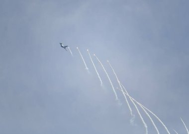 Chennai, Hindistan - 7 Ekim 2024: Chennai Air Show 2024. Hint Hava Kuvvetleri Savaş Jetleri, Hindistan Hava Kuvvetleri Günü 'nde uçuyor. Hindistan Hava Kuvvetleri Günü, 8 Ekim, Hindistan.