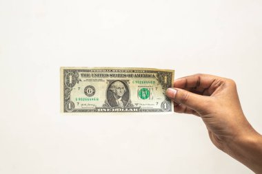 Kişi, Birleşik Devletler Para Biriminin Bir Dolarını Elinde Tutar.