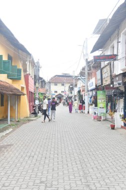 Kochi, Hindistan - 2 Eylül 2023: RO Feribotu Jetty Fortkochi, Kalede Duran İnsanlarla Doludur.