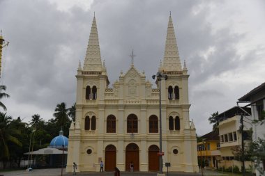 Kochi, Hindistan - 2 Eylül 2023: RO Feribotu Jetty Fortkochi, Kalede Duran İnsanlarla Doludur.